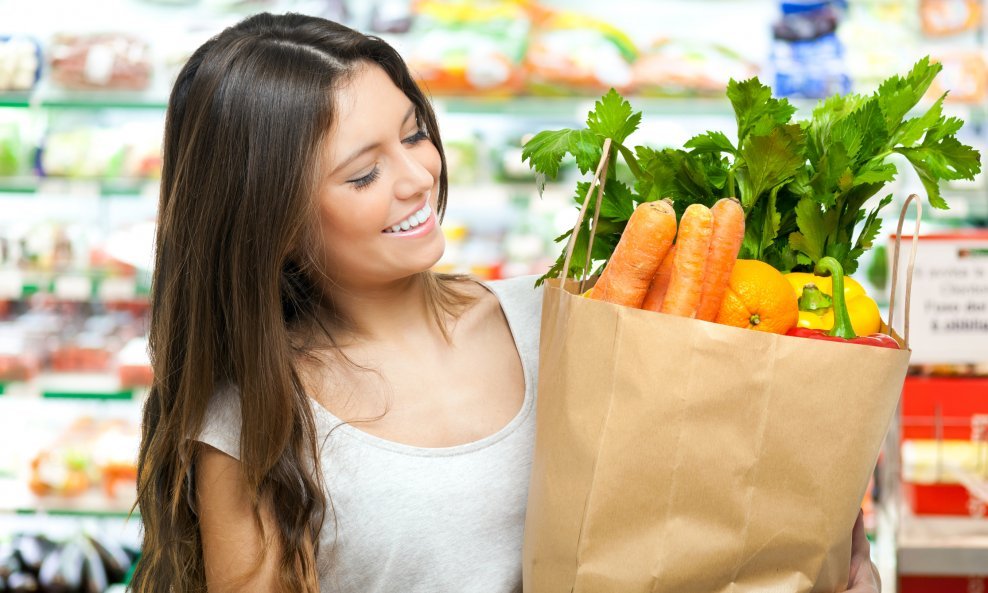 žena kupovina shopping šoping povrće