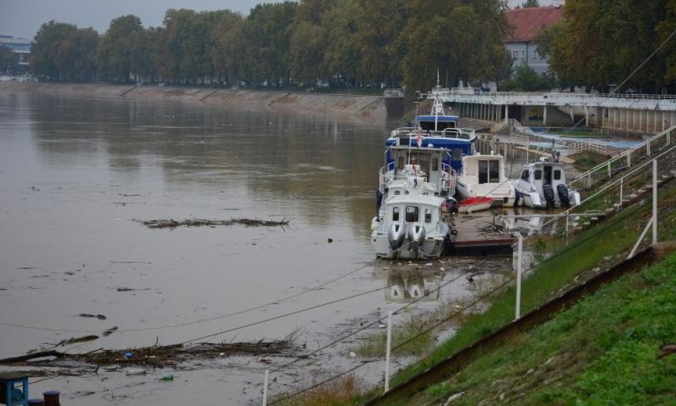 Mjere opreza u Slavonskom Brodu zbog rasta rijeke(8)