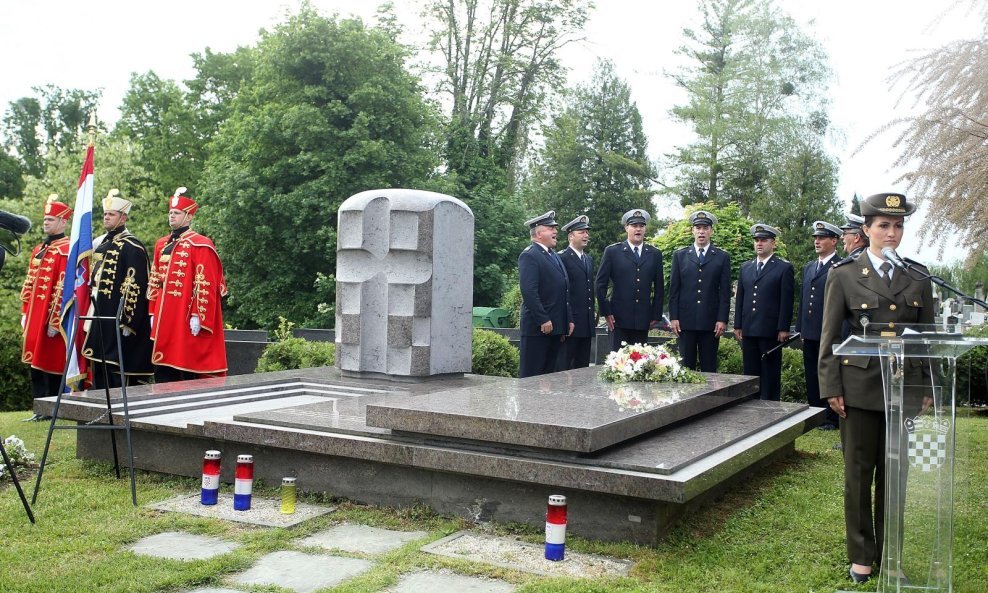 Odavanje počasti Gojku Šušku na Mirogoju