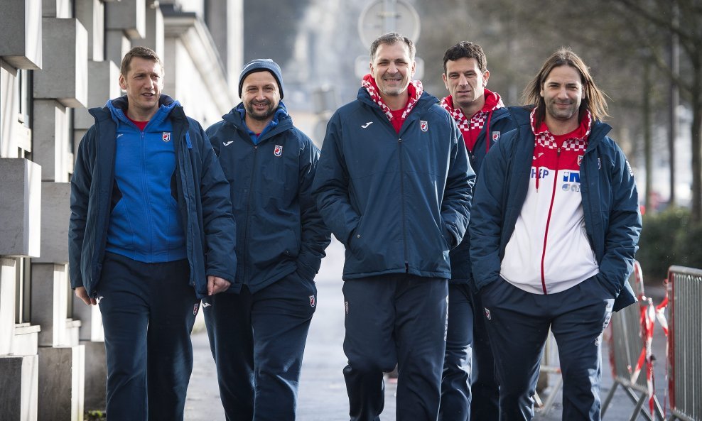 Rouen, 140117.
Rukometasi hrvatske reprezentacije prosetali su se gradom Rouenom.
Na fotografiji: Venio Lozert, Zeljko Babic, Petar Metlicic, Ivica Maras i Ivano Balic.
Foto: Ante Cizmic / CROPIX