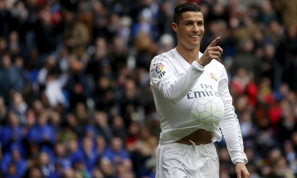 Cristiano Ronaldo s loptom ispod majice