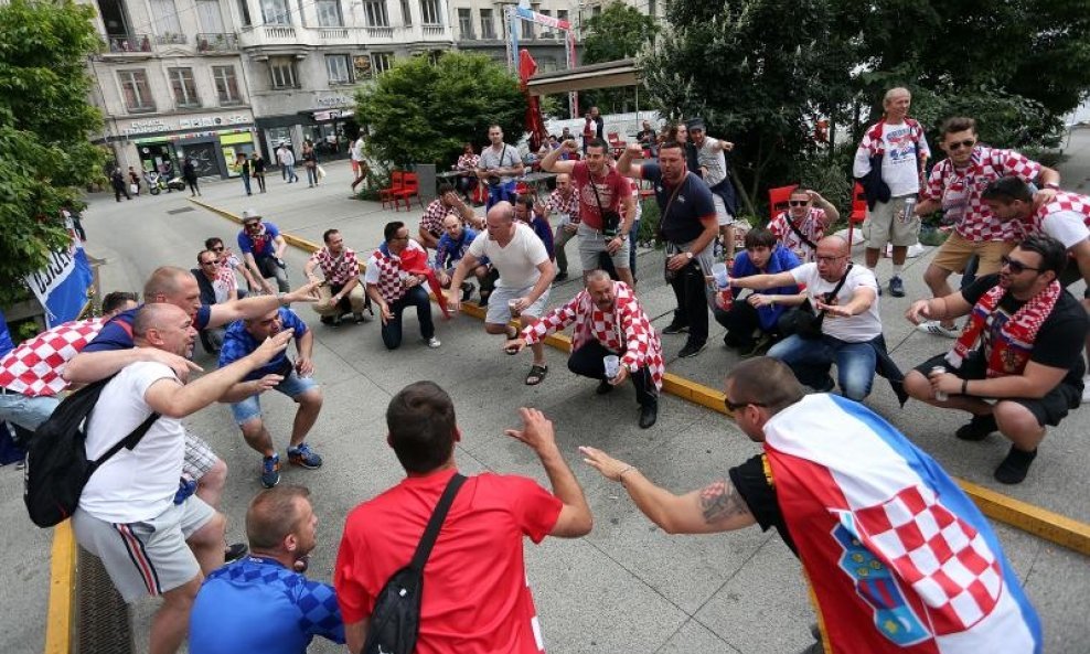 Dobro raspoloženi hrvatski navijači (8)