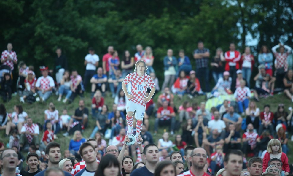 Navijači na zagrebačkom Bundeku na utakmici Hrvatska-Danska