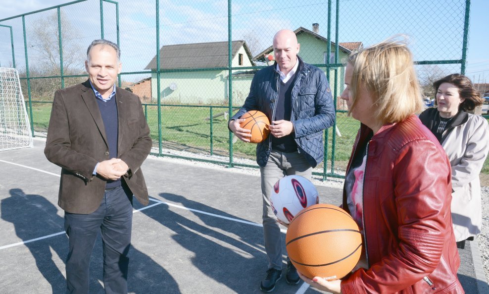 Obilazak novouređenog sportskog igrališta u romskom naselju u Capraškim poljanama