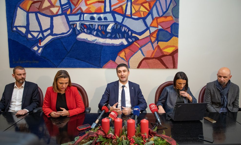 Gradonačelnik Mato Franković, pročelnica za europske fondove, regionalnu i međunarodnu suradnju Zrinka Raguž te autori izložbe Julijana Antić Brautović, Mato Brautović i Goran Cvjetinović