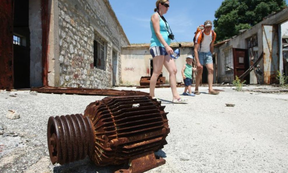 TURISTI Goli otok