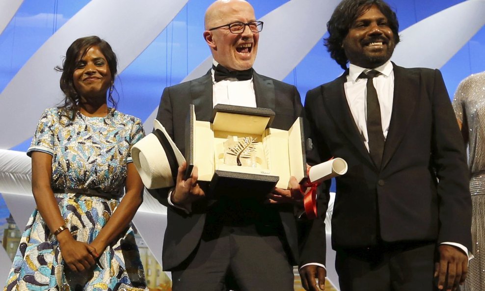 Redatelj Jacques Audiard i glumci Kalieaswari Srinivasan i Jesuthasan Antonythasan