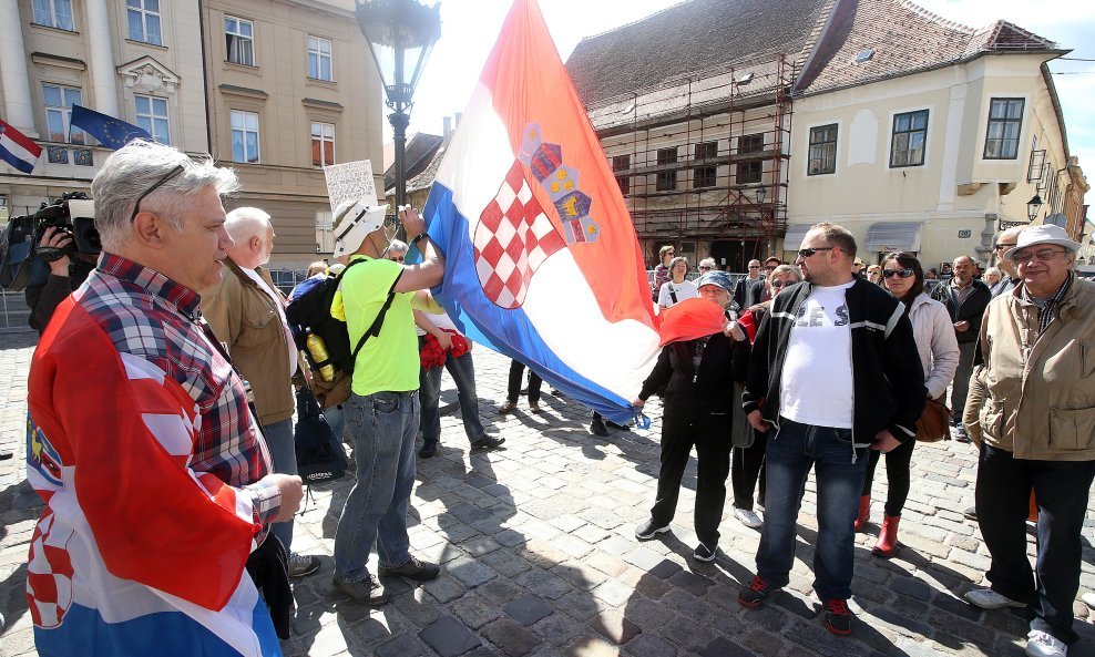 Prosvjed ovršenika RBA zadruga