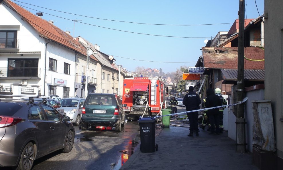 Vatrogasci i policija na mjestu požara