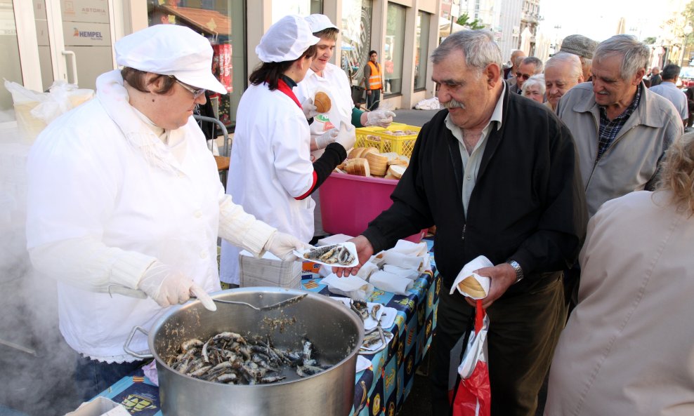 PIK Rijeka donirao je kruh za podjelu pržene ribe građanima na Veliki petak / Arhiva