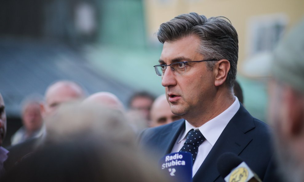 Andrej Plenković daje izjavu ispred bolnice u Krapinskim toplicama