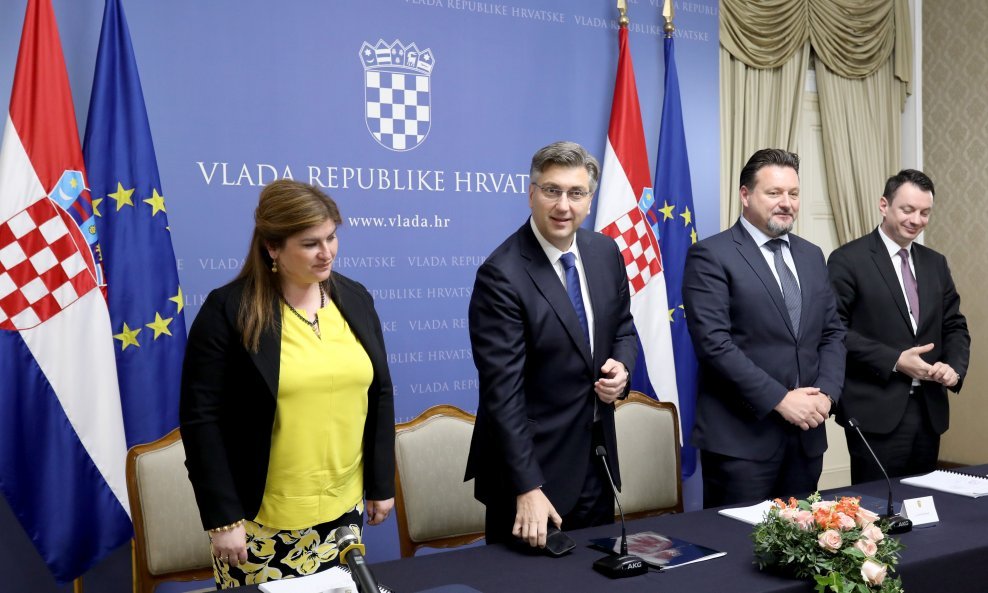 Ministrica regionalnog razvoja i fondova EU Gabrijela Žalac, predsjednik Vlade Andrej Plenković, ministar uprave Lovro Kušćević i  ravnatelj Sredisnje agencije za financiranje i ugovaranje programa i projekata EU Tomislav Petrić