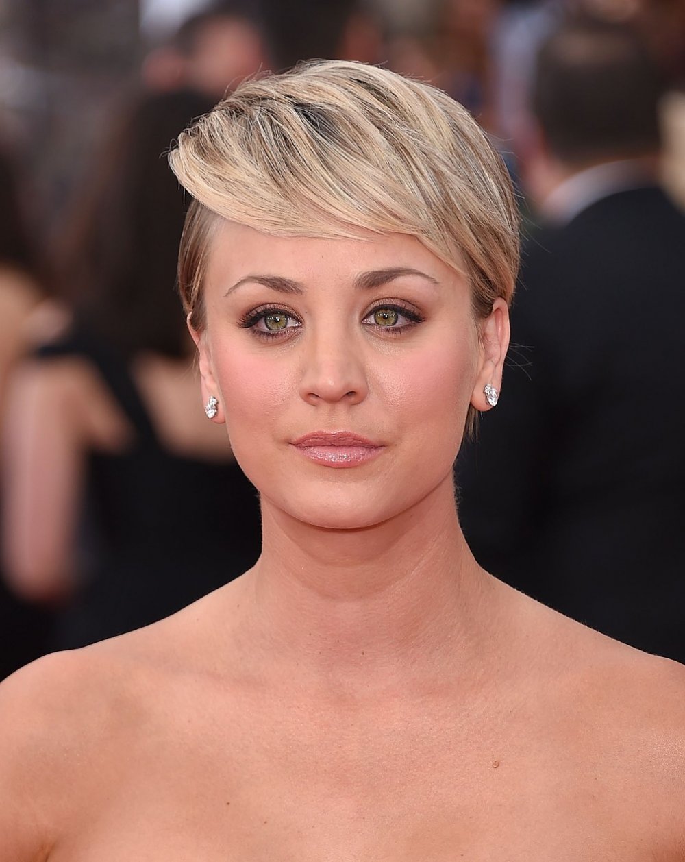 Актрисы с короткими стрижками. Kaley Cuoco short hair. Кейли Куоко стрижка. Кейли Куоко макияж. Кейли Куоко глаза.