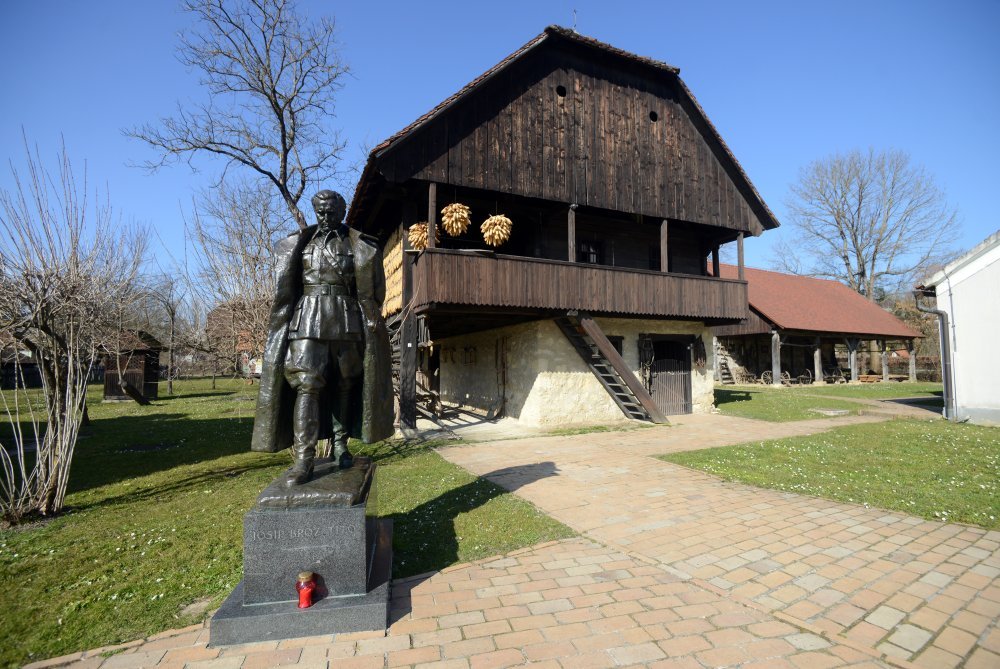 Uz Zvukove Sirene U Kumrovcu Obilježena 43. Godišnjica Smrti Josipa ...