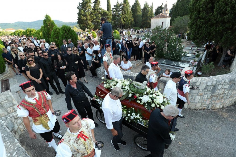 Obitelj, prijatelji, suradnici i obožavatelji na groblju Sv. Roka ispratili su Olivera Dragojevića na vječni počinak.