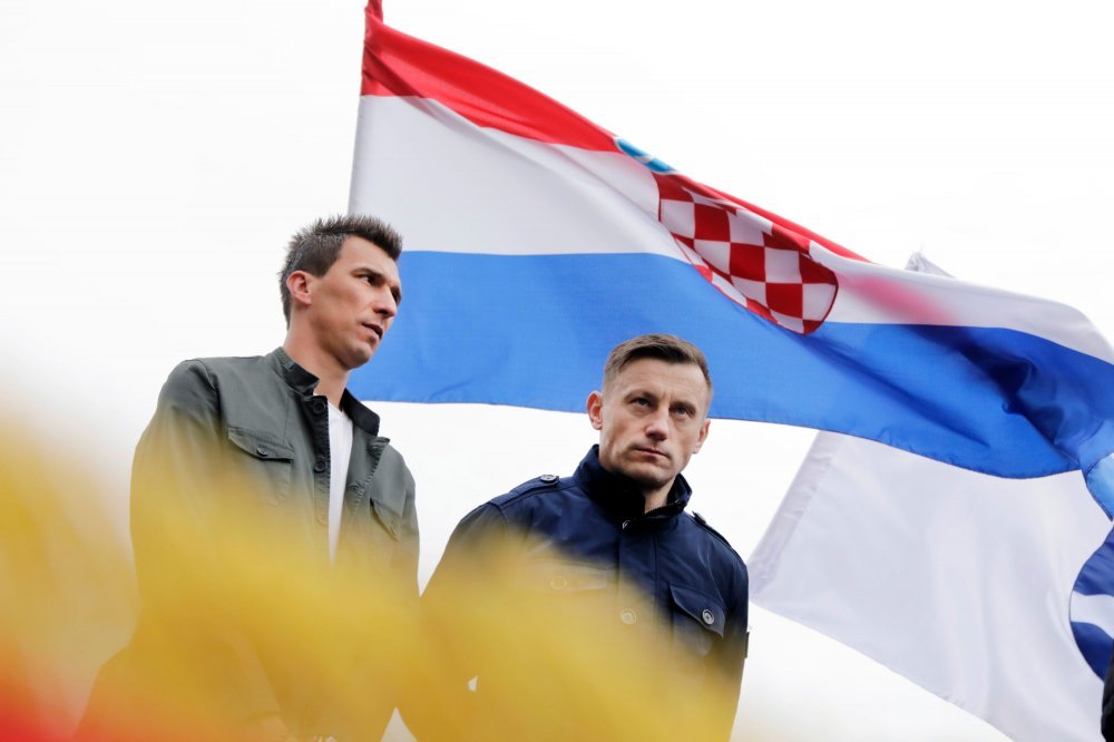 Mario Mandžukić i Ivica Olić ovacijama dočekani u Slavonskom Brodu; dobili  su spomen ploče u središtu grada - tportal