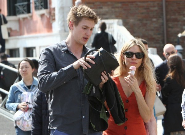 Lucas Zwirner i Sienna Miller