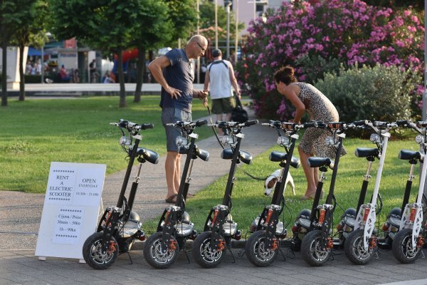 U turističkoj sezoni električni romobili su se ispostavili i kao dobar biznis, no malo tko brine o sigurnosti