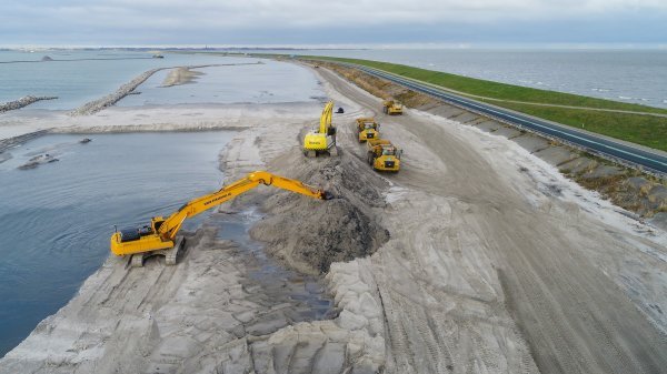 Nasipavanje 10 milijuna kubičnih metara pijeska na branu Houtribdijk pored Enkhuizena u sjevernoj Nizozemskoj