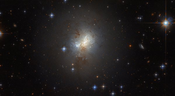 ESO 495-21, mala galaksija velikog srca