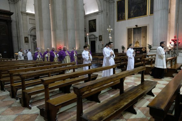 I Katolička crkva u Italiji je dala preporuke za borbu protiv koronavirusa.