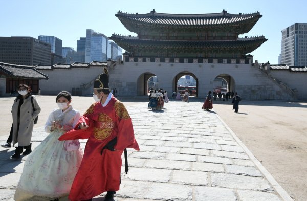 Ispred Palače Gyeongbokgung nema uobičajenih gužvi