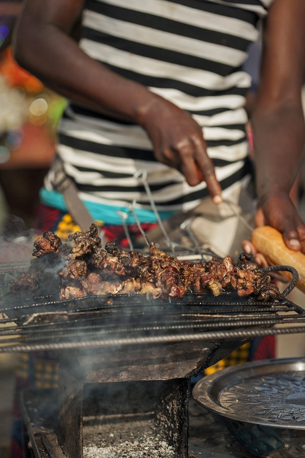 U Saint-Louisu smo probali senegalski street food, žilave ražnjiće s lukom i začinima