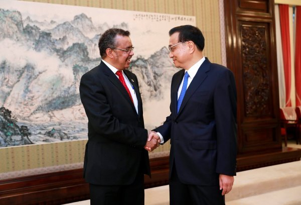 Generalni direktor Svjetske zdravstvene organizacije Tedros Adhanom Ghebreyesus s kineskim premijerom Li Keqiangom