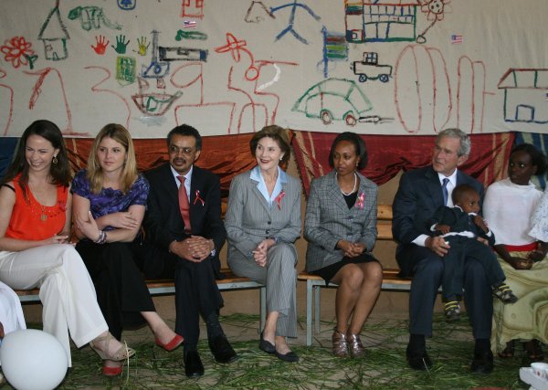 Bivši američki predsjednik George Bush sa suprugom Laurom i kćerima Barbarom i Jennom obišao je bolnicu u kojoj se liječe oboljeli od HIV-a, a domaćin im je bio ministar zdravstva Tedros Adhanom Ghebreyesus