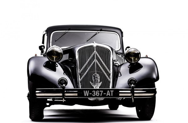 Traction Avant je bio prvi serijski automobil s pogonom na prednje kotače i prvi serijski automobil s monokok konstrukcijom