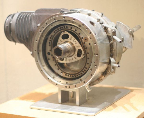 Wankelov rotacijski motor 'DrehkolbenmotorDKM54', 1954.