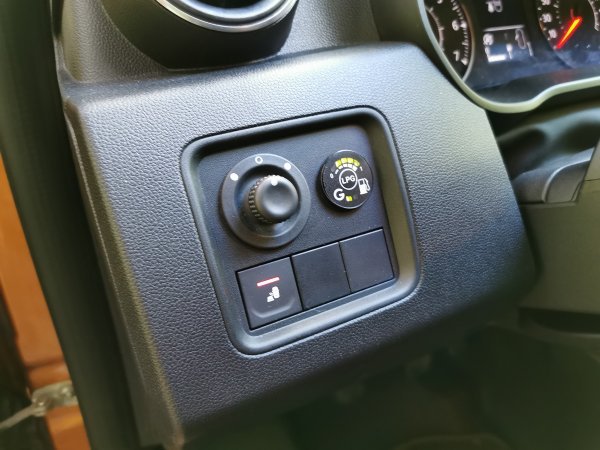 Dacia Duster Prestige TCe 100 ECO-G - tipka za prebacivanje na UNP