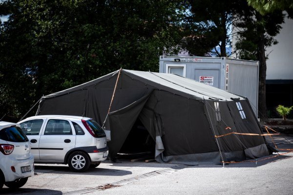 Pored kliničkih bolničkih centara Križine i Firule nalaze se vojni šatori koji služe kao punkt za trijažni prijem COVID pacijenata