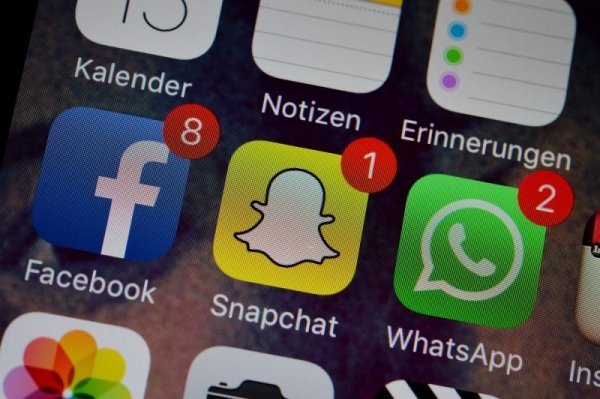 Spiegel od samog početka inzistira na tome da ne želi da Snapchat, poput Facebooka ili Instagrama, bude još jedan način na koji ljudi stvaraju umjetnu sliku o sebi i da ne želi trajno prikupljati ikakve podatke o korisnicima  