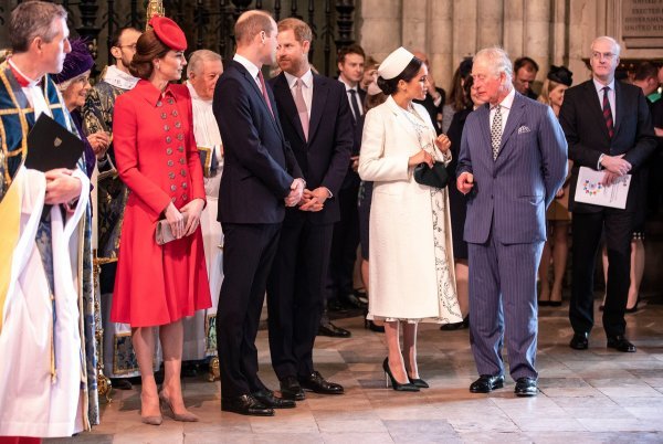 Princ Charles u razgovoru s Mehan Markle