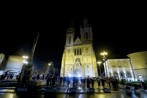 Vjernici pred zagrebačkom Katedralom