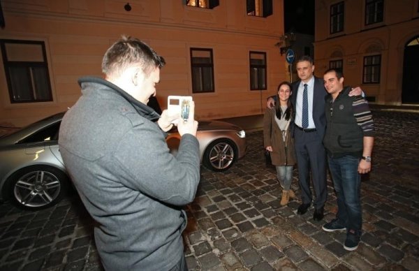 Karamarko ispred Vlade obratio se medijima te i sluzbeno potvrdio da je Mijo Crnoja podnio ostavku te se nakon toga na želju skupine mladih ljudi fotografirao s njima  