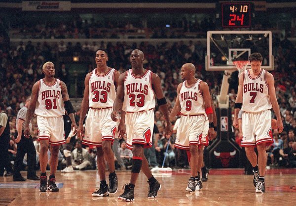 Chicago Bullsi sredinom 90-ih godina: Dennis Rodman, Scottie Pippen, Michael Jordan, Ron Harper i Toni Kukoč