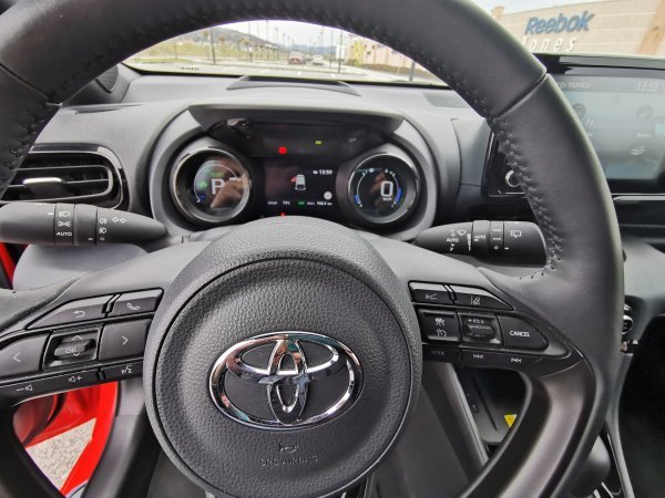 Toyota Yaris Premiere 1.5 HSD sa 116 KS i e-CVT mjenjačem