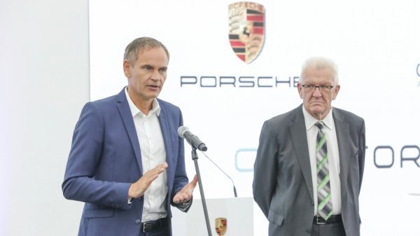 Oliver Blume (lijevo), predsjednik izvršnog odbora u Porscheu, i Winfried Kretschmann, ministar predsjednik Baden-Württemberga, na nedavnom sastanku oko proizvodnje baterija