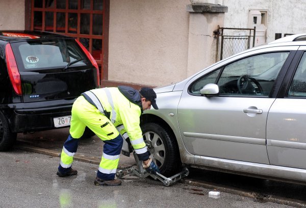 Novotny ukazuje na to da nije najprimjerenije da se mlade ljude u naponu snage zapošljava na radna mjesta poput čuvara parkirališta