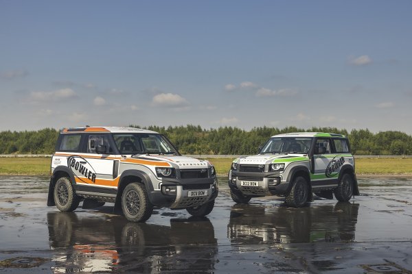 Hoće li ovako izgledati trkaći stroj za Dakar? Bowler Defender Challenge tvornički preinačeni Land Rover Defender 90