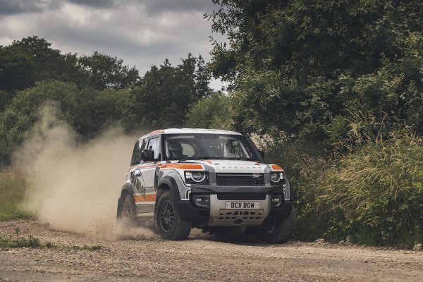 Hoće li ovako izgledati trkaći stroj za Dakar? Bowler Defender Challenge tvornički preinačeni Land Rover Defender 90