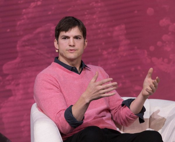 Ashton Kutcher na godišnjem događanju Airbnb-a 2016. godine