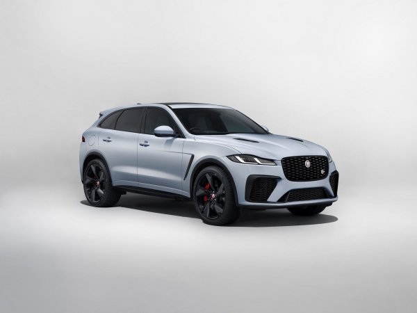 Jaguar F-Pace SVR Ionian Silver srebrna s novim Black Pack paketom