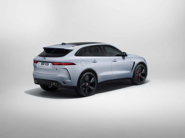 Jaguar F-Pace SVR Ionian Silver srebrna s novim Black Pack paketom