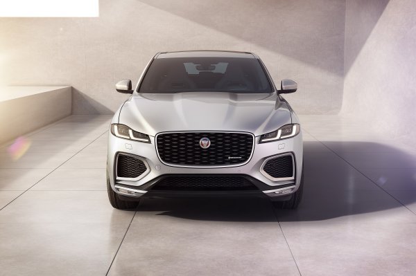 Jaguar F-Pace R-Dynamic HSE Hakuba Silver srebrna s Oyster (kamenica) interijerom