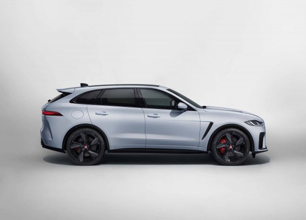 Jaguar F-Pace SVR Ionian Silver srebrna s novim Black Pack paketom