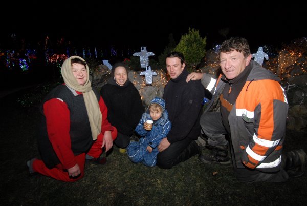 Obitelj Salaj, s desna na lijevo, Zlatko Salaj, sin Alen, unuk Luka, snaha Cora i supruga Nada