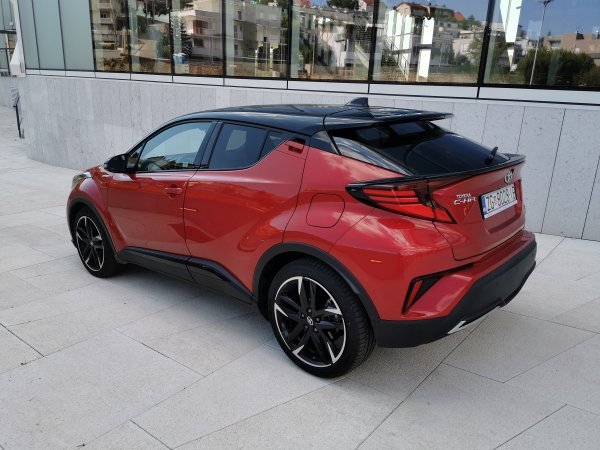 Toyota C-HR GR SPORT s motorom 2.0 Hybrid Dynamic Force ukupne izlazne snage sustava od 184 KS